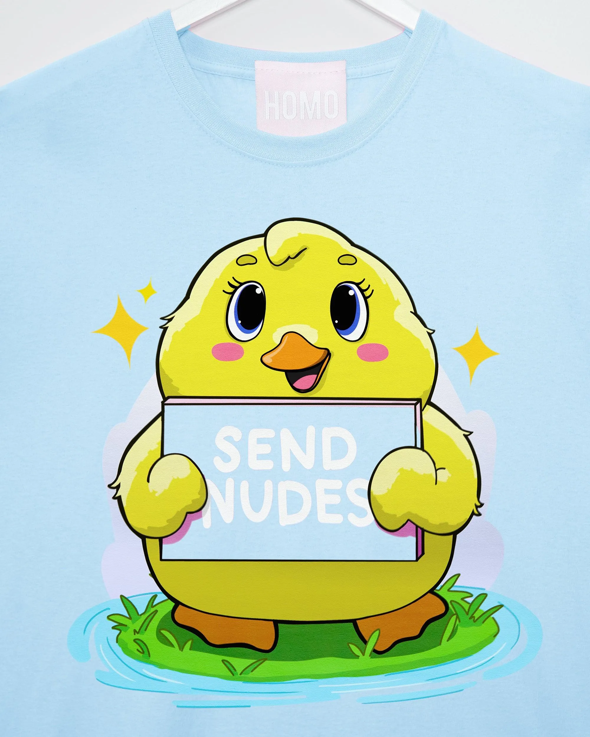 Cheeky duck, holding a sign on blue - mens cropped tee.